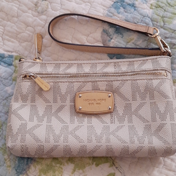 Michael Kors Jet Set wristlet - Picture 1 of 4